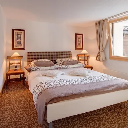 Cabana Apartments *